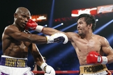 Manny Pacquiao (à esquerda) começou sequência de socos em Timothy Bradley no sétimo round. (Foto: AP/Isaac Brekken)