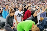 Com os assentos do estádio já lotados, dezenas de milhares de pessoas continuaram a encher o espaço em frente ao palco. (Foto: Christianity Today)