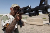 Guerreiro cristão, integrante da da Brigada Babylon, aponta arma durante treino no Iraque. (Foto: Reuters)