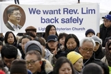 Familiares e amigos do Rev. Soo Lim protestam, clamando pela volta do líder cristão. (Foto: Reuters)