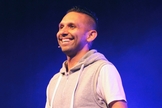 Com seu jeito moderno de se vestir, o pastor Chris declarou que a Hillsong não vem ao Brasil para “atrair fiéis de outras linhas”. (Foto: Divulgação/Hillsong).