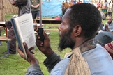 Morador de Papua Nova Guiné lê a Bíblia. (Foto: Joy Ellen)