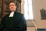 Pastor Olaf Latzel lidera a igreja histórica de St. Martini. (Foto: CBN)