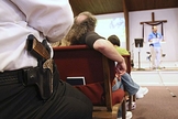 Cidadão mantém arma de fogo em seu coldre durante culto, nos EUA. (Foto: Religion News Service)