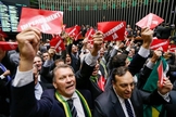 Deputados exibem cartões com a frase "impeachment já" no Plenário da Câmara. (Foto: Folha.com)
