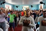 Cerca de 50 pessoas, entre detentos e familiares, participaram do culto. (Foto: Rickardo Marques/G1 AM)