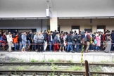 Refugiados caminham por uma plataforma, após desembarcarem de um trem em Viena / Áustria. (Foto: Reuters)