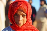 Garota posa para foto em um campo de refugiados internos na Síria. (Foto: Ammar Abdullah / Reuters)