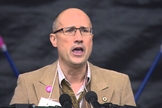 "os filhos adotivos já se interrogam incessantemente sobre os motivos do seu abandono", diz o escritor. (Foto: Reprodução/YouTube).