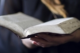 Bíblia Sagrada está entre os livros mais censurados em 2015, segundo o Instituto de Liberdade Intelectual. (Foto: Reprodução)