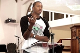 Apesar de sua nova fé, Lecrae disse que ainda tinha um monte de pecado que ele estava lutando contra. (Foto: Reprodução).