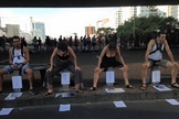 Manifestantes cospem, urinam e até defecam em fotos de políticas que consideram 'conservadores' ou 'facistas' na Avenida Paulista. (Imagem: Youtube / Reprodução)