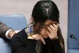 A iraquiana Yazidi, Nadia Murad Basee, de 21 anos, se emociona ao compartilhar seu testemunho aos membros do  Conselho de Segurança dos Estados Unidos. (Foto: Reuters)