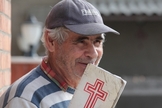 Cristão iraniano segura Bíblia nas mãos. (Foto: Sat 7)