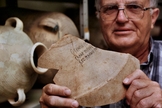 Arqueólogo israelense, Prof. Ehud Netzer mostra o fragmento de um jarro de cerca de 2000 anos. (Foto: Reuters)