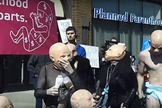 O protesto foi realizado por satanistas que se vestiram de "bebês sadomasoquistas". (Foto: Reprodução/YouTube)