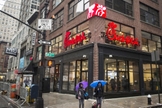 Pedestres passam em frente a uma das lojas da rede Chick-Fil-A, em MidTown, Nova York. (Foto: Reuters)