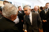 Prefeito de Londres, Sadiq Khan (ao meio) cumprimenta Harry Fleming - um sobrevivente do Holocausto Judeu - durante cerimônia em Barnet. (Foto: The Guardian)