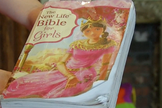 Brionna, de 9 anos, foi impedida de ler a Bíblia durante a leitura livre, depois de finalizar uma tarefa. (Foto: Reprodução/WKYC)