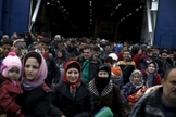 Refugiados sírios chegam a bordo de uma balsa de passageiros ao porto de Pireu, em Atenas, Grécia, no dia 29 de outubro de 2015. (Foto: Reuters)