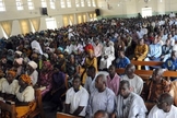 Cristãos participam de culto na Nigéria. (Foto: BBC)