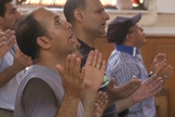 Cristãos participam de culto em igreja no Egito. (Imagem:  captura de tela / CNN)