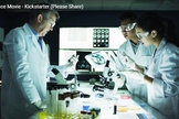 Em trecho do novo documentário de Stephens, médicos avaliam evidências de curas milagrosas em laboratório. (Imagem: Youtube)