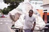 Durante a semana, Ezequiel trabalha como catador de lixo para reciclagem. (Foto: Jessica Costa/Folhapress)