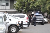 Policiais em frente a Igreja Adventista do Sétimo Dia no bairro de Kalihi, Honolulu, Havaí. (Foto: Star Advertiser)