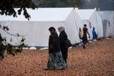 Mulheres caminham por um campo de refugiados, no distrito de Celle, Alemanha. (Foto: Reuters)