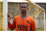 Bruno aproveita o campo da Apac para continuar treinando como goleiro. (Foto: Globo Esporte)