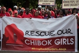 Famílias de Chibok protestam, pedindo que o governo nigeriano resgate suas filhas do domínio do Boko Haram. (Foto: Daily Maverick)