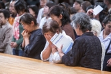 Japoneses se emocionam durante homenagem às vítimas de Fukushima, no Japão. (Foto: BGEA)