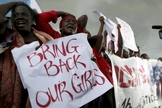 Familiares choram em manifestação, clamando pelo resgate das meninas de Chibok. (Foto: Huffington Post)