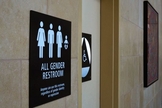 Placa indica acesso a 'banheiro inclusivo' nos Estados Unidos. (Foto: USA Today)