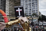 Viviany Beleboni mostra sua fantasia ao público na Avenida Paulista. (Foto: Caio Kenji/G1)