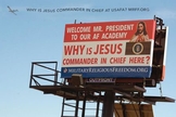 "Sr. presidente, seja bem-vindo à nossa Academia [da Força Aérea]. Por que Jesus é o comandante-chefe aqui?", dizem as palavras do outdoor. (Foto: Reprodução/Fundação Liberdade Religiosa Militar)