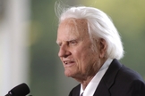 Billy Graham é um dos mais conhecidos evangelistas da atualidade. Aos 97 anos, o pastor continua escrevendo artigos e compartilhando do Evangelho com o apoio de sua equipe ministerial. (Foto: Christian Post)