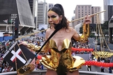 Transexual Viviany Beleboni desfilou na Parada Gay (2016) com uma representação da Bíblia que parece amordaçá-la. (Foto: Cenag)