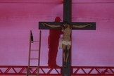 A vítima, que agora tem 18 anos, teria sido amarrada a um crucifixo e teve cruzes pintadas sobre o corpo. (Foto: AP)