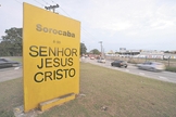  O totem foi instalado em 2006, na entrada da cidade pela rodovia Senador José Ermírio de Moraes, também conhecida como 'Castelinho'. (Foto: G1)