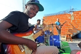 Vinicius Coelho - ou “Vini King”, como também é chamado fazendo referência a BB King, é um jovem tímido, mas muito habilidoso com a guitarra. (Foto: Estadão).