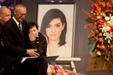 A cerimônia foi acompanhada por membros de sua família, incluindo seu pai, Albert Grimmie, que falou, emocionado, que sua fé continua firme em Deus, apesar da dura perda. (Foto: Reuters)