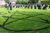 As 'figuras' foram pintadas com tinta a base de óleo, no gramado dentro do terreno da igreja, em East Yorkshire. (Foto: Daily Mail)