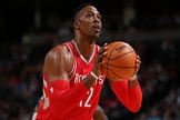 Recentemente, Dwight assinou com o Houston Rockets, onde atualmente ele promove um momento de oração pré-jogo com seus companheiros. (Foto: Inquisitr)