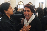 Cristã copta chora durante funeral de vítimas de um ataque no Cairo, em 2011. (Foto: Reuters)