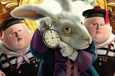 Em cena do filme "Alice através do Espelho", Coelho mostra relógio. (Imagem: Plugou)