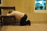 Imagem ilustrativa. Homem orando dentro de um hospital. (Foto: Bible League International)