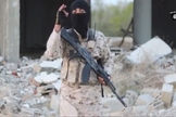 Um homem mascarado, identificado como Abu Zubair Al-Masri, que ameaça os cristãos. (Foto: Reprodução/YouTube)