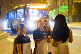 Andressa Urach evangelizando prostitutas, travestis e moradores de rua. (Foto: Allan Andrade)